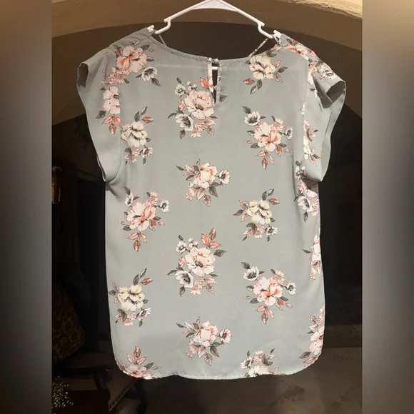 Sweet Rain Floral Blouse in Soft Gray and Pink - Picture 3 of 3